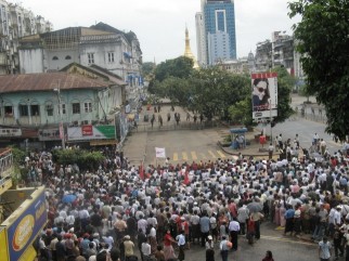 Crowds-gather-outside-Sule-Pagoda-on-27th-September-2007-as-the-regime-begins-crackdown_medium